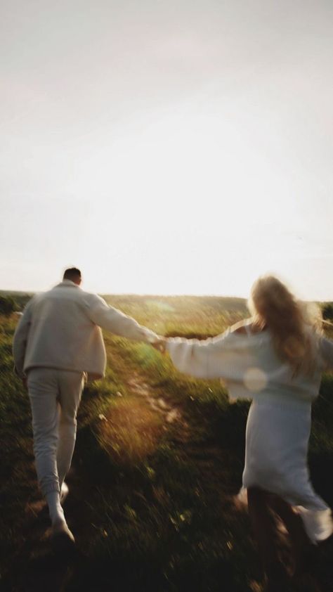 Simple Couple Photoshoot Outdoor, Grass Field Photoshoot Couples, Fall Couple Photos Aesthetic, Couple In Woods Aesthetic, Natural Couples Photoshoot, Out Of Focus Photography People, Organic Couple Photos, Dreamy Photography Couple, Couples Photo Shoot In Field