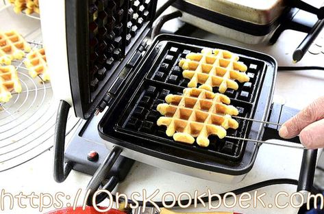 3x Wafels Bakken à la Jeroen Meus, Boerinnenbond of Zot van Koken Vanillewafels Parmesan Waffles, Tater Tot Waffle, Waffle Recipe Healthy, Cinnamon Waffles, Healthy Waffles, How To Make Waffles, Crispy Waffle, Protein Waffles, Gluten Free Waffles