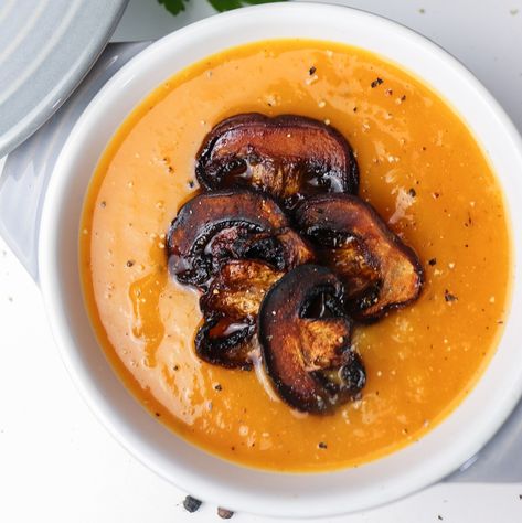 This roasted pumpkin soup with mushroom "bacon" bits Thermomix Pumpkin Soup, Pumpkin Chilli, Roasted Pumpkin Soup Recipe, Soup Recipe Healthy, Roasted Pumpkin Soup, Pumpkin Mushroom, Mushroom Bacon, Roast Pumpkin Soup, Butternut Squash Pasta