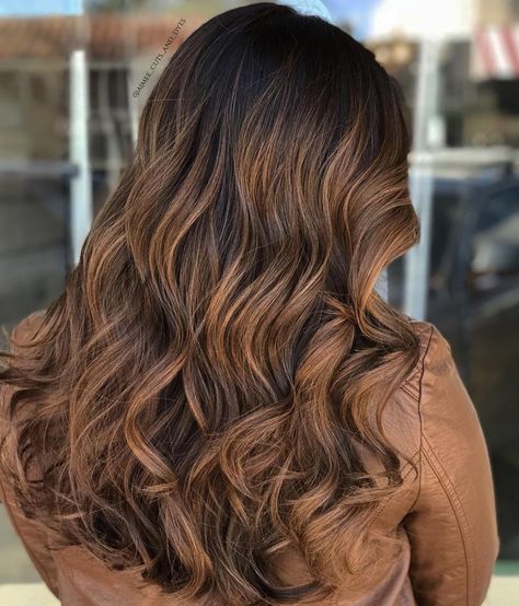 Caramel Balayage For Brunette Hair✨ Actually really like this , the natural hilites-soft waves this is good this is really good -saving Caramel Ombre Hair, Caramel Hair Highlights, Balayage Hair Caramel, Highlights For Dark Brown Hair, Brown Hair With Caramel Highlights, Rambut Brunette, Strawberry Blonde Highlights, Brown Ombre Hair, Hair Color Caramel