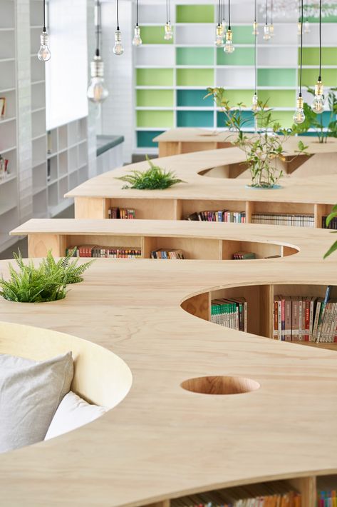 Reverse the traditional image about libraries in school! Library Furniture School, Education Design Interior, Public Library Design, Coworking Space Design, School Library Design, Classroom Interior, Elementary School Library, High School Library, Library Inspiration