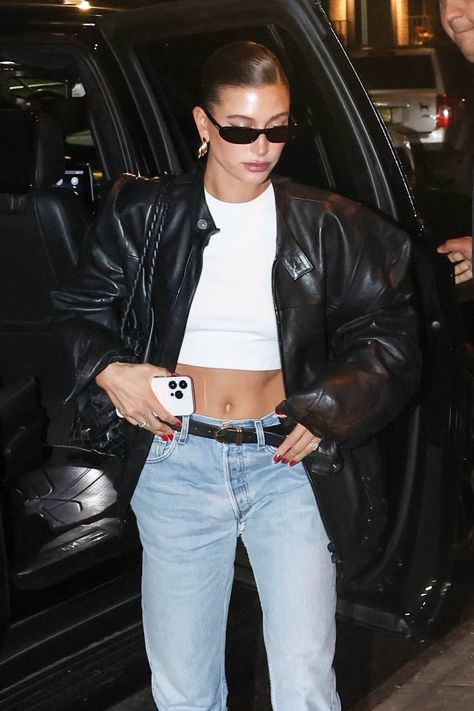 Twitter Hailey Bieber Night Out, Hailey Bieber Summer Style, Black Jacket Outfit, Hailey Baldwin Street Style, White Tops Outfit, Soho Ny, Hailey Bieber Outfits, Hailey Baldwin Style, Soho New York