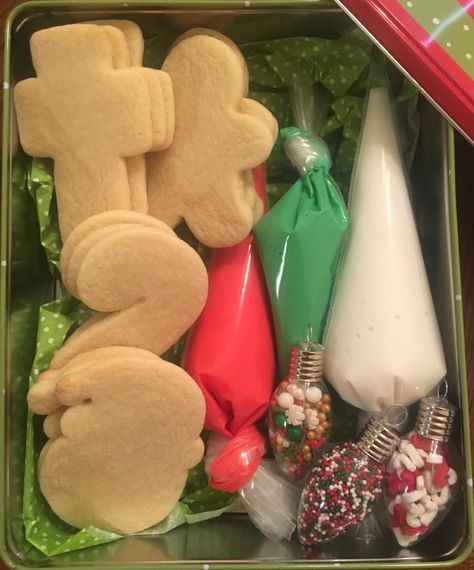 Diy Cookie Decorating Kit Christmas, Decorate Your Own Cookie Kit Christmas, Christmas Cookie Kits For Kids, Diy Christmas Cookie Decorating Kit, Cookie Decorating Kits For Kids, Christmas Cookie Packaging Ideas, Christmas Cookie Kits, Christmas Cookie Box Ideas, Christmas Cookie Gift Boxes