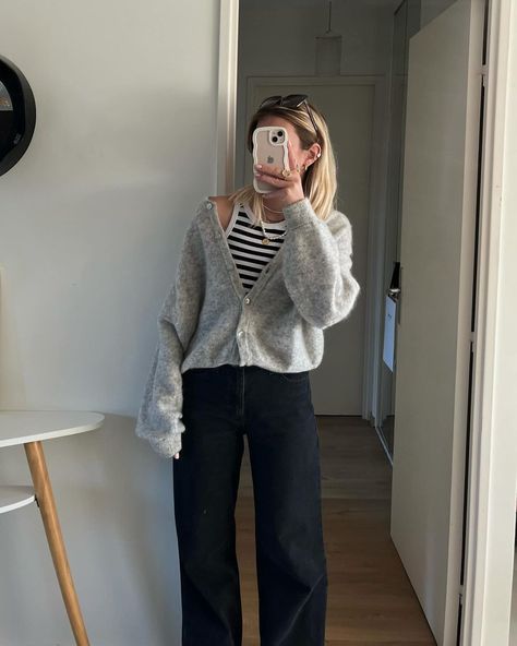 Photo by Bérénice 🌞 on February 17, 2024. May be an image of 1 person, cardigan, turtleneck and sweater. Outfits Black Jeans, Turtleneck And Sweater, Outfits With Striped Shirts, Minimalist Outfits, Turtleneck Outfit, Striped Shirts, Fits Inspo, Outfits Black, Spring Fashion Outfits