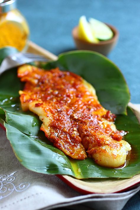 Ikan Panggang/Ikan Bakar Recipe (Grilled Fish with Banana Leaves): Loaded with… Masakan Malaysia, Grilled Fish Recipes, Malay Food, Malaysian Cuisine, Rasa Malaysia, Malaysian Food, Banana Leaves, Grilled Fish, Banana Fish