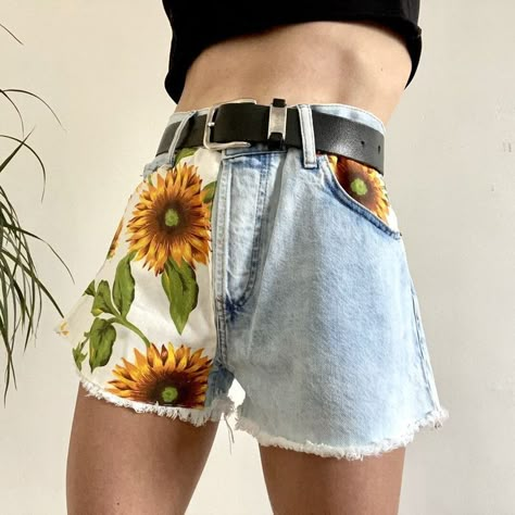 Loose Fit Denim, Diy Vetement, Moda Jeans, Painted Jeans, Fashion Bottoms, Painted Clothes, Sunflower Print, Blue Denim Shorts, New Trend