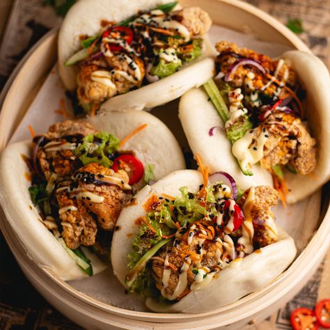 Spicy Chicken Bao Chicken Bao Recipe, Mantou Buns, Bao Chicken, Bao Recipe, Chicken Buns, Nashville Hot Chicken, Bao Buns, Food Garnishes, Salad Side Dishes