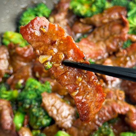 Beef with Garlic Sauce (Chinese Takeout) - Crafty Cookbook Garlic Beef, Top Sirloin Steak, Freezer Meal Prep, Chinese Takeout, Fried Beef, Easy Chinese Recipes, Pepper Steak, Broccoli Beef, Stir Fries