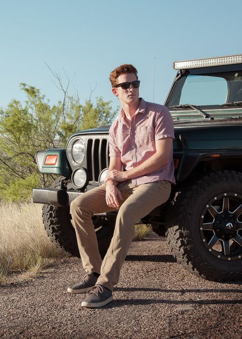 Guy Senior Photos, Boy Senior Portraits, Classic Car Photoshoot, Senior Portraits Male, Beach Jeep, Senior Photos Boys, Jeep Photos, Senior Boy Poses, Senior Portrait Poses