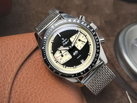 Fresh off the back of TAG Heuer’s reworking of its ’70s motorsport chronograph, the Monza, French brand YEMA mines its own rich Formula One heritage. Not to be outdone by the big boys, YEMA has taken a classic design from its own back catalogue and […]Visit Man of Many for the full post. Masculine Home Office Ideas, Masculine Home, Masculine Home Office, Home Office Ideas, Mens Gear, Mens Fashion Classic, Wrist Candy, Geek Gadgets, Mesh Bracelet