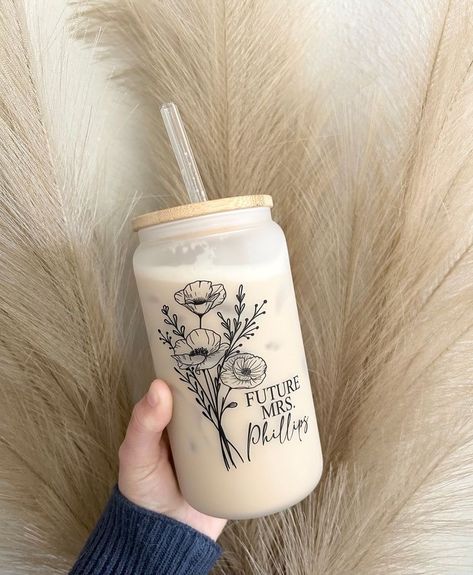 Bride Cup Ideas, Bride Glass Cup, Bridal Shower Presents For Bride, Vinyl Glasses, Glass Tumbler Design, Bridal Shower Presents, Bride Tumbler, Bamboo Cups, Vinyl Tumblers