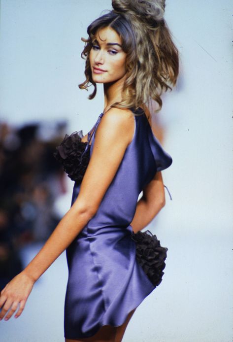 Susan Holmes 90s, 90s High Fashion, Susan Holmes, Models 90s, 90s Supermodels, 90s Models, Streetwear Fashion Women, Feminine Dress, Beauty And Fashion