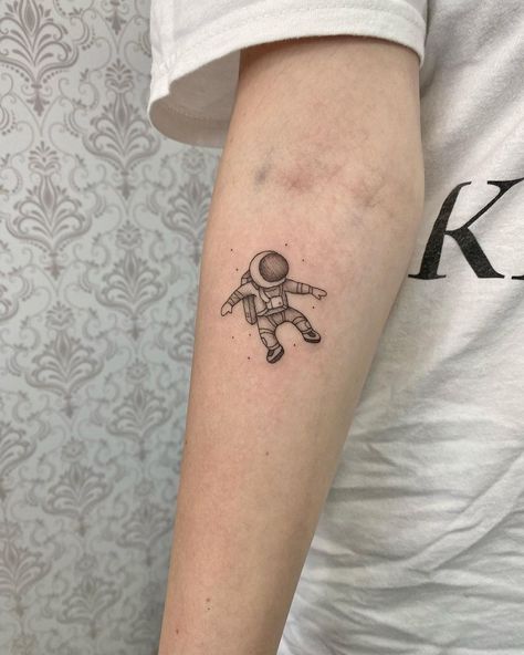 Small Spaceman Tattoo, Astronaut Tattoo Minimalist, Space Man Tattoo, Small Astronaut Tattoo, Grounding Tattoo, Fine Line Tattoo Men, Ethan Tattoo, Spaceman Tattoo, Astronaut Tattoos