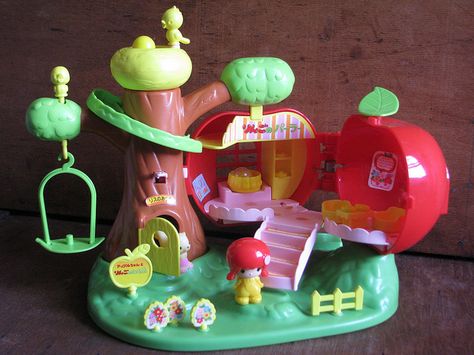 Koeda chan vintage 1979 Apple house by Siri_Mae_doll, via Flickr Koeda Chan, Apple House, Tree Cottage, Hello Kitty Keychain, ดินปั้น Polymer Clay, Apple Home, Japanese Toys, Play Set, Dollhouse Dolls