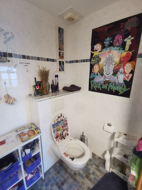 #trashybath#bath#bathroominspo#rickandmorty#skater#trashy#homeinspo Trashy House Aesthetic, Trashy Apartment Aesthetic, Trashy Apartment, Trashy House, Trashy Room, 90s Bathroom, Trashy Aesthetic, Japanese Apartment, Bathroom Themes