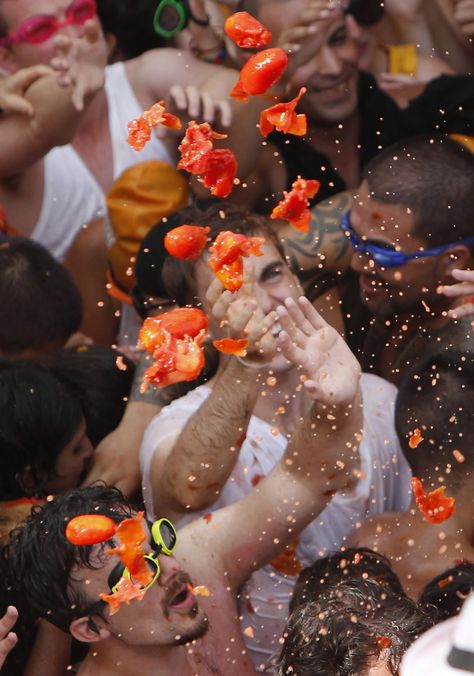 Tomatina: Barcelona, Spain Tomatina Festival Spain, Throwing Tomatoes, Tomatina Festival, La Tomatina Festival, Tomato Festival, Spanish Festivals, La Tomatina, Vegetable Stand, Rain Dance