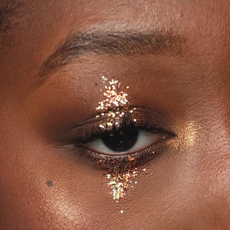 Gold Leaf Makeup Looks, Lion Tamer Makeup, Gold Under Eye Makeup, Glitter Under Eyes Make Up, Gold Flakes Makeup, Gold Aesthetic Makeup, Glitter Under Eye, Undereye Glitter, Chunky Glitter Eye Makeup