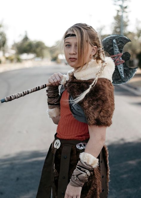 Astrid, How to Train your Dragon, DIY Book Week Costume Hiccup And Astrid Halloween Costume, How To Train Your Dragon Costume, Astrid How To Train Your Dragon, How To Train Your Dragon Astrid Costume, Diy Astrid Costume Train Your Dragon, Astrid Httyd Cosplay, Astrid Hofferson Race To The Edge, Dragon Costume, Book Week Costume