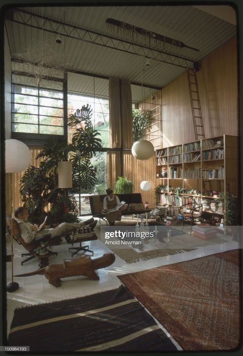 Married American designers Charles and Ray Eames read in the living... News Photo - Getty Images Eames House Interior, Pollo Tropical, 70s Interior Design, Eames House, 70s Interior, Case Study Houses, Fortune Magazine, Venice California, Charles And Ray Eames