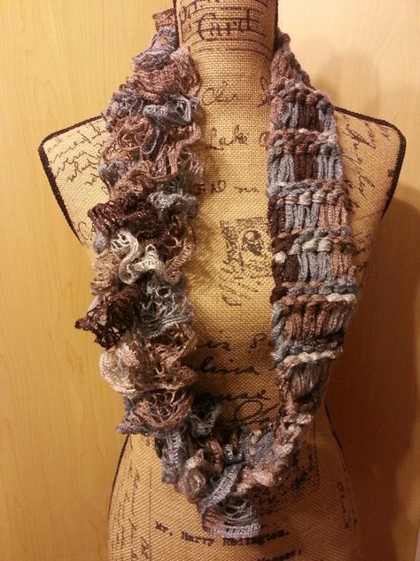 drop stitch with sashay yarn - I so want to know how to make this scarf. WAY COOL Ruffle Yarn Projects, Sashay Yarn Projects, Sashay Crochet, Ruffle Yarn, Sashay Yarn, Loom Scarf, Loom Crochet, Knifty Knitter, Drop Stitch