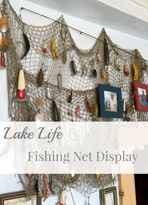 Old fishing net to display lures or pictures Fishing Bedroom, Fishing Lures Display, Diy Fishing Lures, Fishing Cabin, Fishing Room, Seneca Lake, Lake Decor, Winter Village, House Vintage