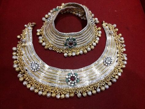 Pazeb Design, Green Emerald Jewelry, Ring Combinations, Payal Designs Silver, Valentines Day Necklace, Silver Anklets Designs, Silver Payal, Antique Gold Bracelet, Engagement Necklace