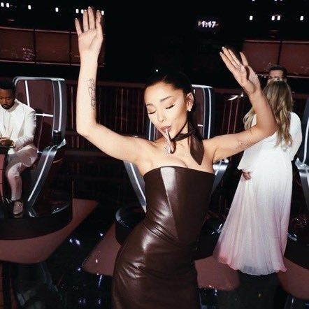 Twitter Ariana Grande Brown Outfit, Ariana Grande The Voice, Ariana Grande Meme, Ariana Grande Baby, My Everything Ariana Grande, Ariana Grande News, Ariana Grande Gif, Ariana Grande Outfits, Ariana Grande Photoshoot