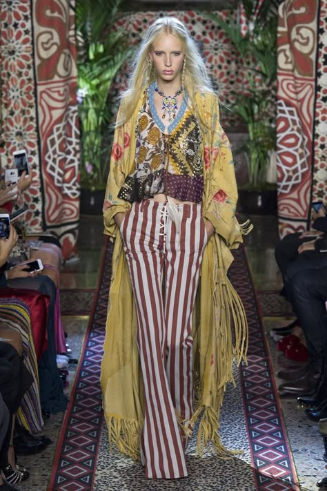 Roberto Cavalli Spring 2017 Cowgirl Vest, Poncho Cloak, Strapless Blouse, Moda Hippie, Chiffon Jacket, Mode Hippie, 파티 드레스, Estilo Hippie, Mode Boho