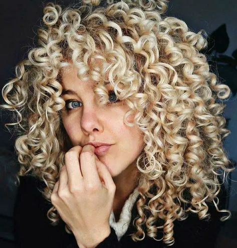 Perm Inspiration, Spiral Perm Long Hair, Spiral Perms, Hombre Hair, Curl Cut, Curly Hair Color Ideas, Curly Hair Color, Wigs Party, Spiral Perm