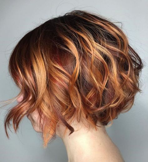 Two-Tone Wavy Bob Messy Blonde Bob, Bob Pendek, Burgundy Bob, Balayage Bob, Pixie Bob Haircut, Wavy Bob Hairstyles, Wavy Bobs, Bob Haircuts For Women, Short Bob Haircuts