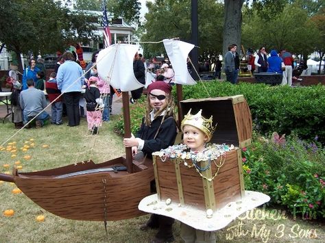 Pirate Ship and Treasure Chest Costumes Kids Pirate Ship, Wheelchair Costumes, Cardboard Tube Crafts, Halloween Costumes To Make, Chicken Costumes, Baby Kostüm, Pirate Halloween Costumes, Homemade Halloween Costumes, Halloween Photo