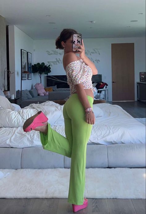 Pink Wedges Outfit, Outfit Inspo Green, Green Yoga Pants, Wedges Outfit, Green Yoga, Pink Wedges, Pink Pumps, Yoga Pants, Snapchat