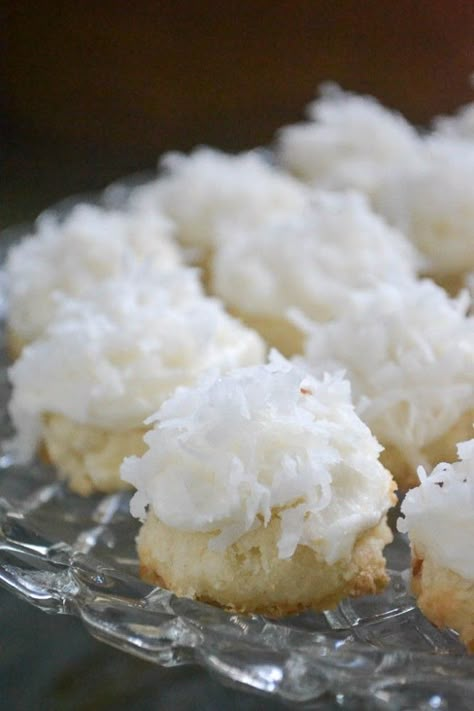 bite sized coconut cookies Coconut Meltaway Cookies, Shortbread Cookies Easy, Coconut Snowballs, Melting Moments, Snowball Cookies, Coconut Cookies, Spice Cookies, Incredible Recipes, Coconut Recipes