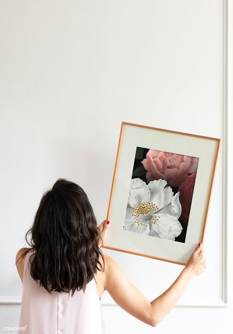 Curator hanging floral art frame mockup on the wall | premium image by rawpixel.com / McKinsey Hang A Picture, Photo Frame Images, Green Picture Frames, Hang Pictures, Grey Picture Frames, White Photo Frames, Slot Canyon, Hand Pictures, White Picture Frames