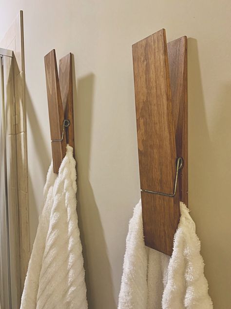 Giant clothes pins turned towel holders. DIY! Towel Pegs Bathroom, Towel Hanger Ideas Bathroom Wood, Towel Hanger Ideas Bathroom, Jumbo Clothespin Towel Holder, Large Wooden Clothespin Crafts, Wood Towel Hooks Bathroom, Bathroom Wood Shelves, Clothespins Diy, Cozy Cottage Kitchen