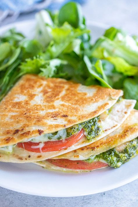 Pesto Quesadilla, Healthy Vegetarian Meal Plan, Vegan Pesto Recipe, Quesadilla Recipes Easy, Vegetarian Recipes Dinner Healthy, Healthy Vegetarian Dinner, Vegetarian Meal Plan, Quesadilla Recipes, Healthy Summer Recipes