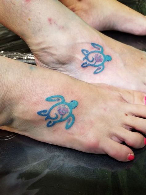 Mum And Daughter Tattoo, Hawaiian Turtle Tattoos, Matching Bff, Turtle Tattoos, Hawaiian Turtle, Sea Turtle Tattoo, Turtle Tattoo Designs, Remembrance Tattoos, Anklet Tattoos