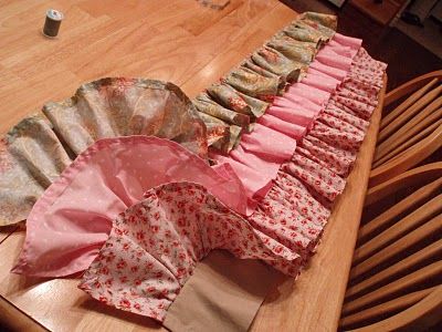 Zigzag over a piece of fishing line and pull to create the ruffle... so much simpler than running and gathering with basting stitches. Skirt Patterns, Sewing 101, Diy Bebe, Crib Skirt, Ruffle Design, Crib Bumper, Creation Couture, Fishing Line, Sewing Tips