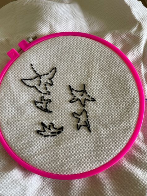 leaves from heartstopper outlined on an embroidery hoop in black thread Embroidery Duck Simple, Pot Holders, Embroidery