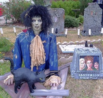 Haunted Theater, Hocus Pocus Decorations, Hocus Pocus Halloween Decor, Billy Butcherson, Halloween Yard Displays, Halloween Cemetery, Outside Halloween Decorations, Halloween Maze, Halloween Mantle Decor