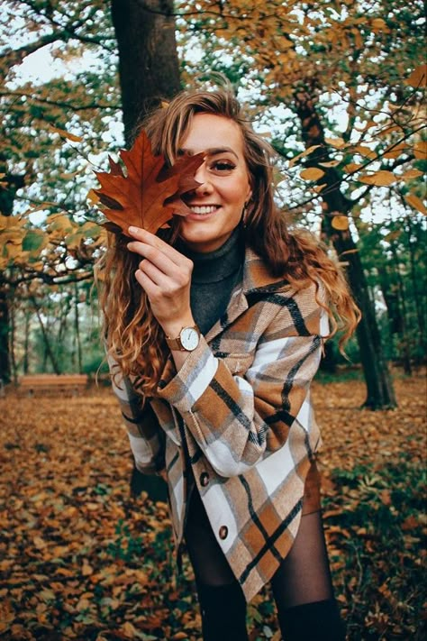 Fall Senior Photography, Fall Date Night Outfit, Autumn Photography Portrait, Fall Photo Shoot Outfits, Fall Date Night, Spirit Week Outfits, Leggings Outfit Fall, Fall Portraits, Trendy Outfit Ideas