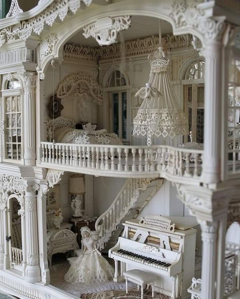 White Victorian House Aesthetic, Dollhouse Interior Design, Coquette Dollhouse, Doll House Interior Ideas, Doll House Aesthetic, Fancy Dollhouse, Doll Mansion, Aesthetic Dollhouse, Victorian Dollhouse Interior