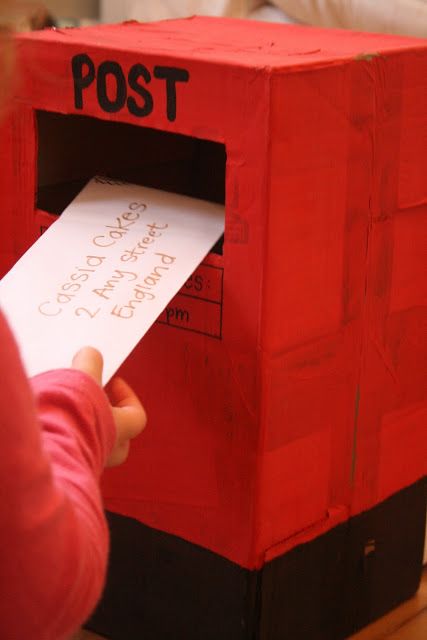 Post office pretend play- great for early literacy development! Post Box Craft, Pretend Play Post Office, Art Ks2, Post Office Play, Doctor Role Play, Community Helpers Theme, Role Play Areas, Community Helpers Preschool, Imagination Tree