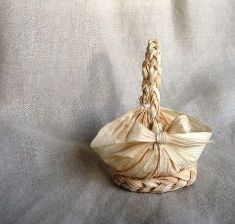 Corn Husk Crafts, Corn Dolly, Corn Husk Dolls, Basket Weaving Diy, Knitted Toys Free Patterns, Large Flower Arrangements, Gourds Crafts, Corn Husk, Leaf Crafts