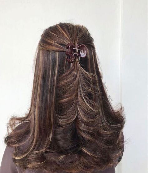 Highlights On Pale Skin, Brown Hair Fade, Cute Hair Colors, Hair Inspiration Long, Brown Hair Inspo, Brunette Hair With Highlights, Hair Streaks, Hair Stylies, Haircuts Straight Hair