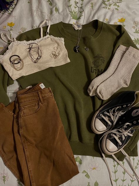 green marine pullover, brown mom jeans, white socks, black converse, rings, moon necklace, moon earrings Aesthetic Outfits Laid Out, Rue Aesthetic Outfits, Avacore Aesthetic Outfits, Cute Fall Outfits Aesthetic Vintage, Astetics Clothing, Bellacore Aesthetic Outfits, Aesthetic Clothes Layout, Winter Astetic Outfit, Laid Out Outfits Aesthetic