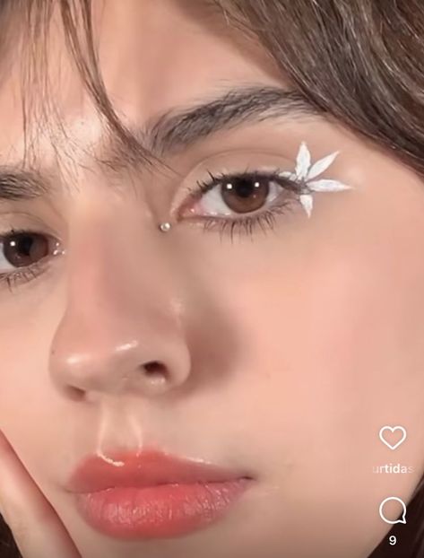 Cute White Eyeliner, White Eyeliner Graphic, Flower Make Up, White Eyeliner Makeup Looks, Floral Eyeliner, Makeup No Eyeliner, White Liner Makeup, Flower Makeup Looks, Hippie Makeup Looks