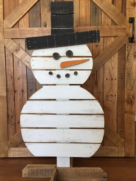 Wooden Pallet Xmas Projects, Wood Pallet Christmas Projects, Pallet Snowmen Ideas, Pallet Snowman Diy, Christmas Pallet Ideas, Snowmen Pallet Ideas, Pallet Snowflake Diy, Snowman From Pallet Wood, Homemade Outdoor Furniture