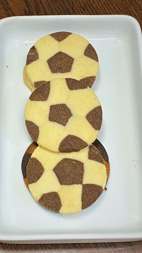 #sport ball cookies #how to make foot ball cookies #decorated soccer ball cookies #bakery style cookies #cafe cookie #ballon ballons foot #football biscuit #butter cookies Soccer Ball Cookies, Soccer Cookies, Ball Cookies, World Cup Football, Cup Football, Football Ball, Cookie Desserts, Cookies Recipe, Monster Cookies