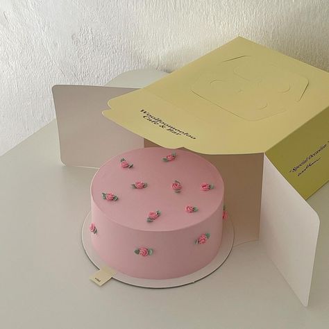 #sweets #desserts #sobremesa #doces #cake #bolo Pinterest Cake, Pastel Cakes, Korean Cake, Simple Cake Designs, Mini Cakes Birthday, Pretty Dessert, Cute Baking, Simple Birthday Cake, Pretty Birthday Cakes